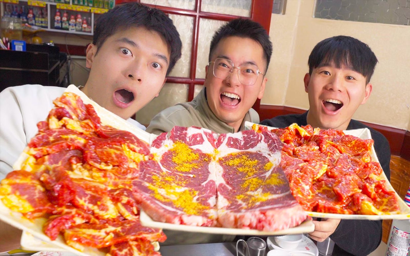 东北边境小县城烤肉，48块钱肉铺满，老板娘卖一盘亏一盘？