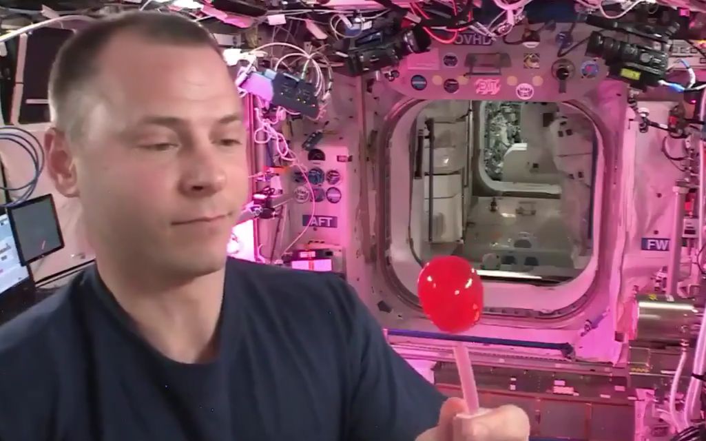真会玩！失重果汁变“果汁球” 宇航员一口吞入