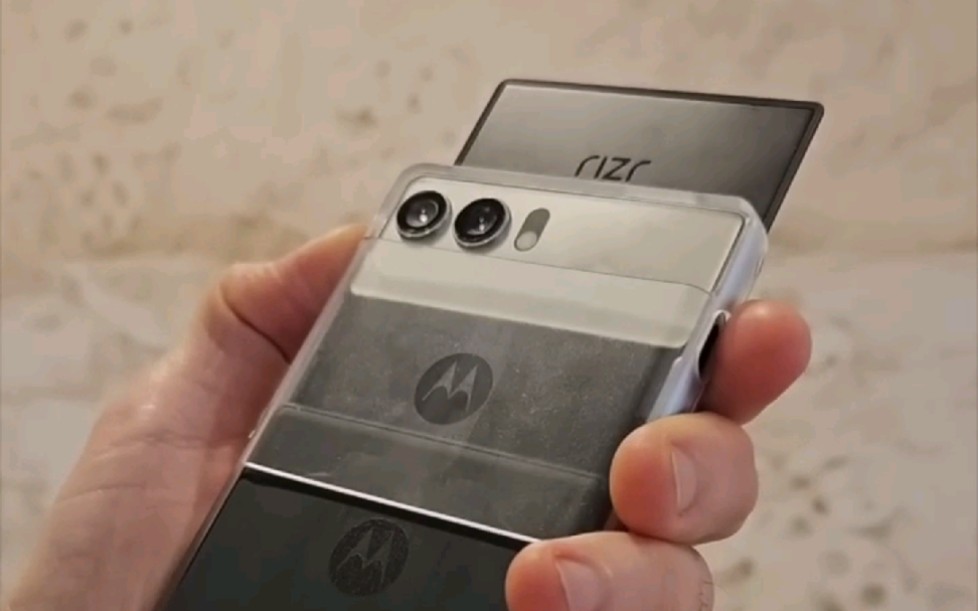 moto Rizr卷曲屏手机上手体验：这是继折叠屏之后手机未来得样子吗？