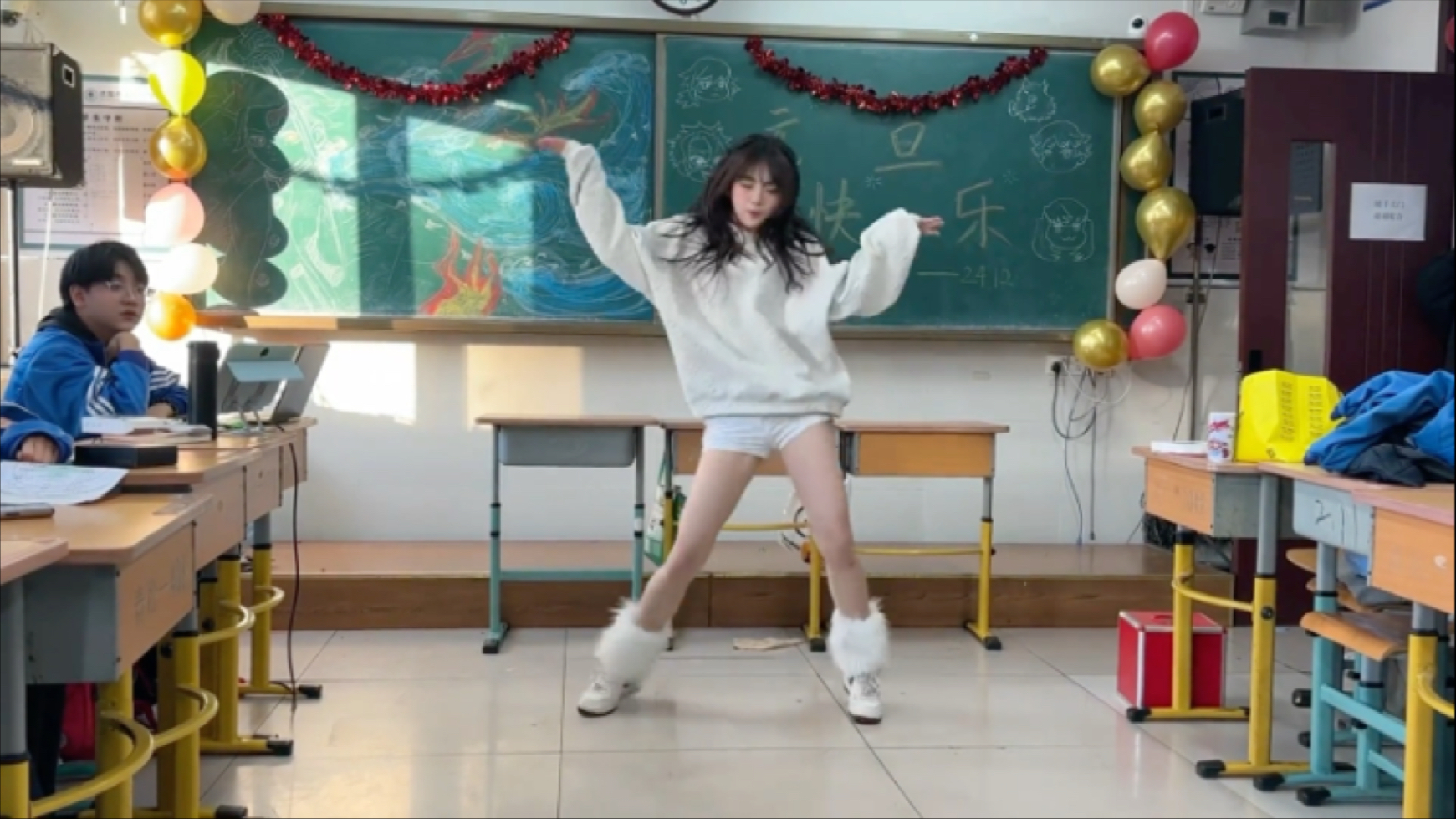 大长腿女学生舞蹈翻跳《林娜琏pop》