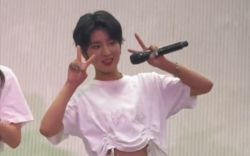 At a performance during the 2021 epidemic, there were only 19 people on stage, but Hana still put on a good show