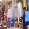 女子在客厅拿着铁棍疯狂教训儿子，丈夫坐旁边偷拍全程，网友慌了