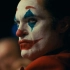 《小丑》   当你惹恼了一个被社会鄙视抛弃的孤独的精神病，会发生什么？