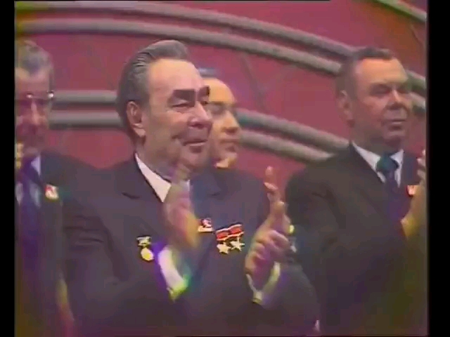 1974年，勃列日涅夫在全联盟共青团十七大上，雷鸣般掌声经久不息