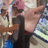 猥琐男穿女装躲女厕所偷拍，被发现后热心大哥一把拽住：等警察来