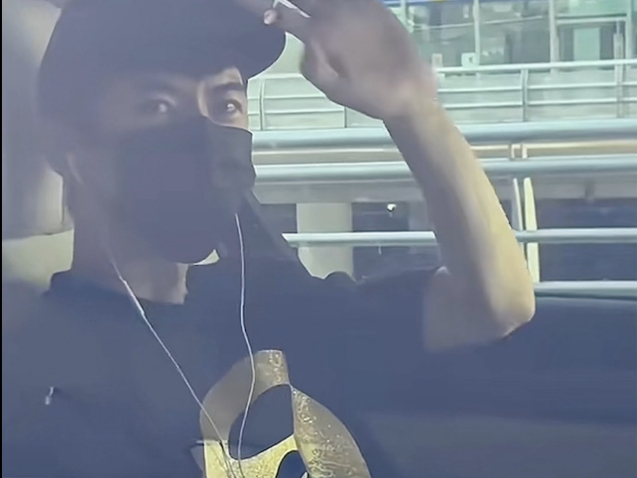 最后一次露面他真的哭了，车窗关上的时候满眼泪光