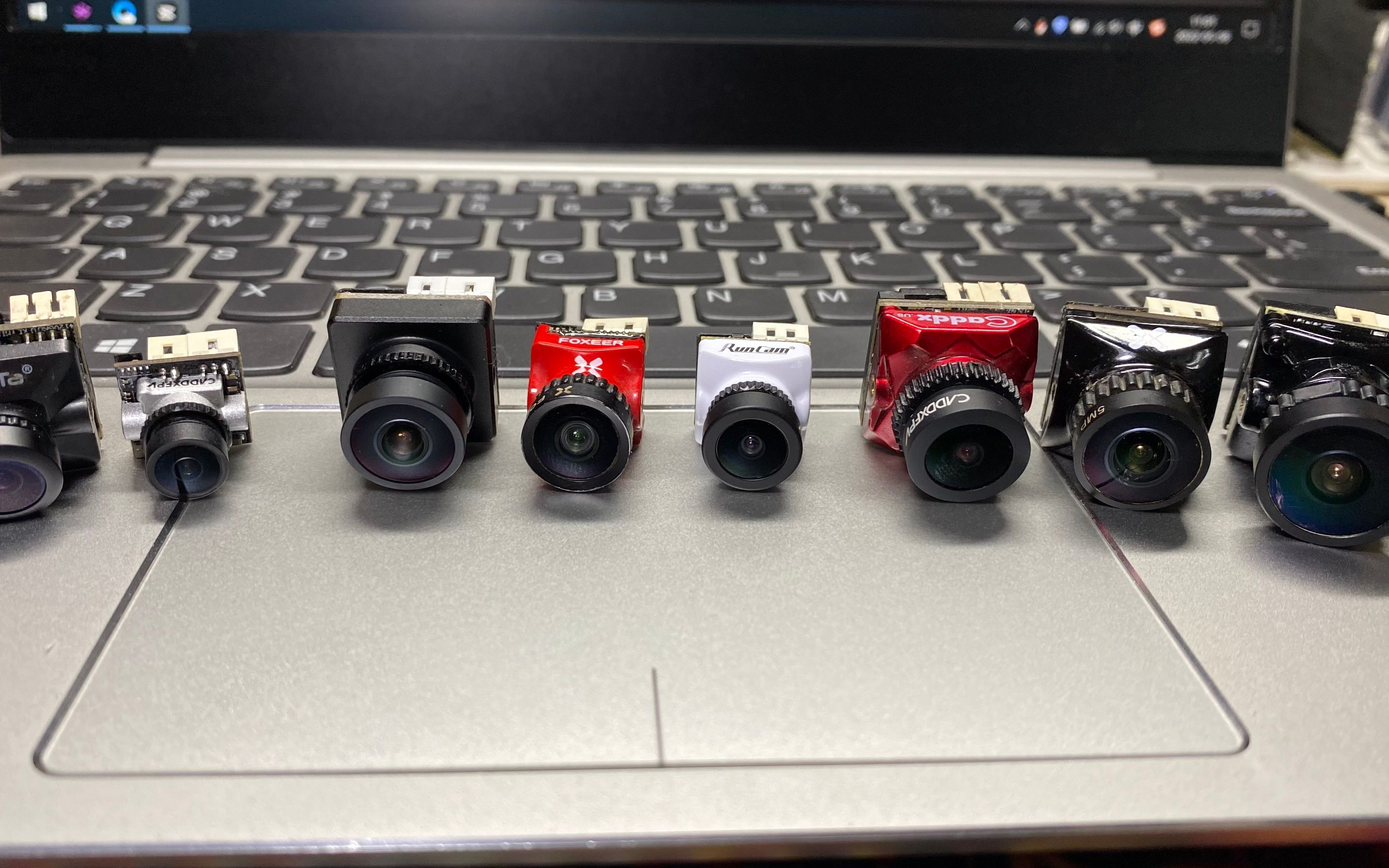 8款FPV摄像头简单横评，包含白天，夜间，室内灯光。推荐：酷爱EH1