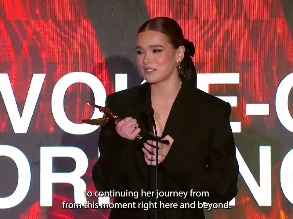 【海莉·斯坦菲尔德】Hailee Steinfeld accepting her best voice-over performance award