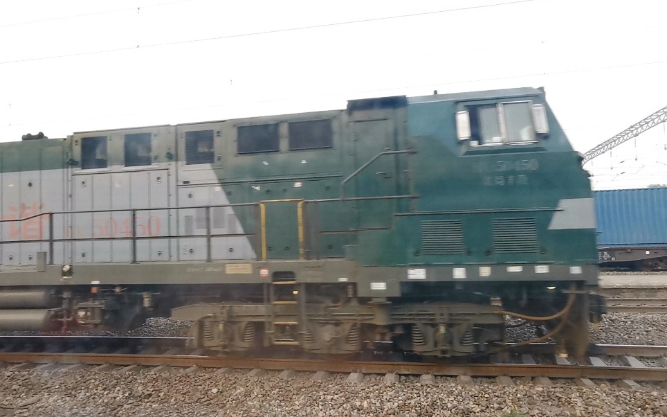hxn50450牵引42098次货运列车进站