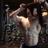 帅气的肌肉猛男运动员在健身房展示比赛健体造型，你觉得可以拿冠军吗？