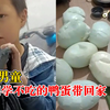 9岁男童将同学不吃的鸭蛋带回家，爸爸：我们经常教导他不要浪费