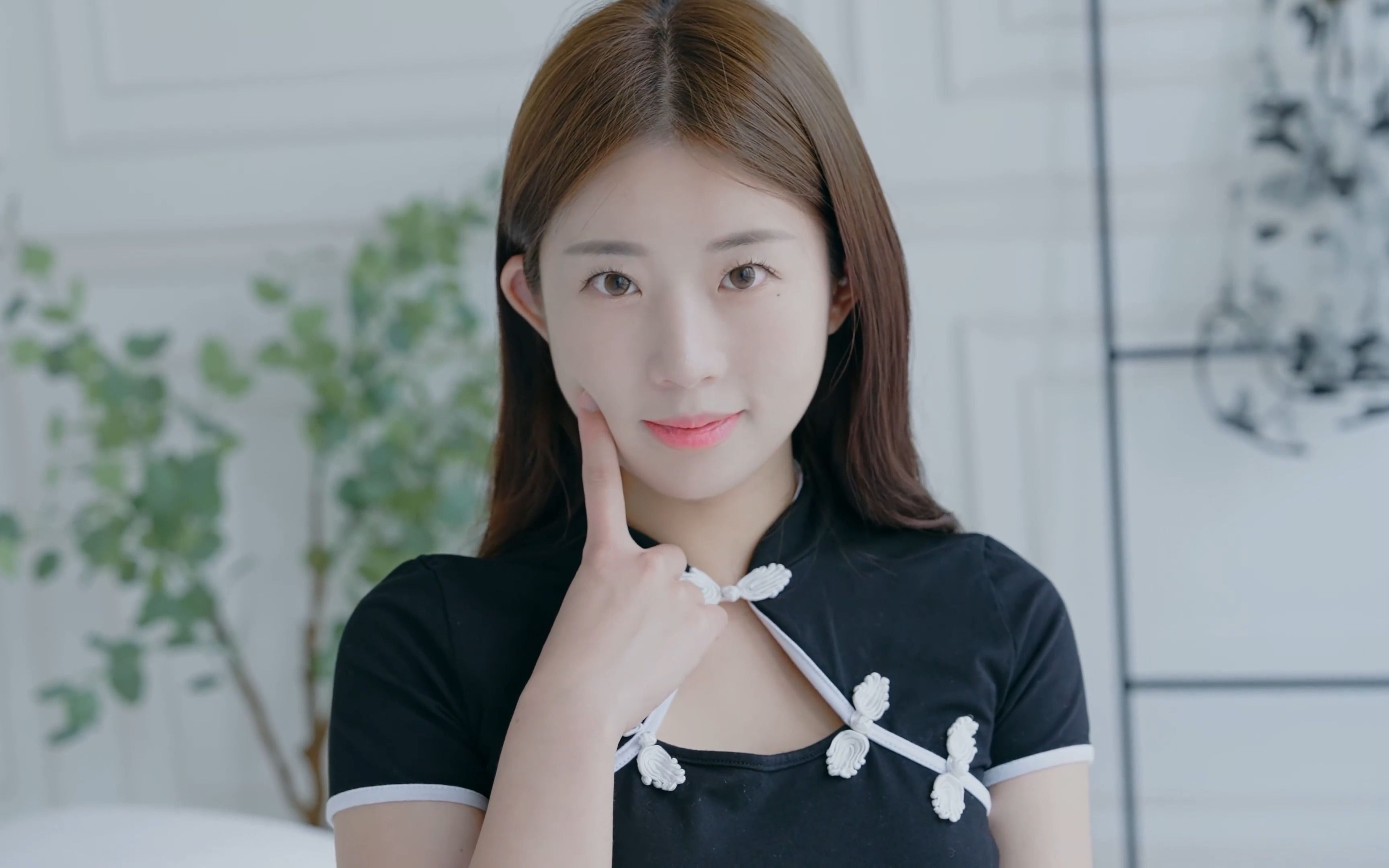 Miss Seoyoon's light and airy outfit.