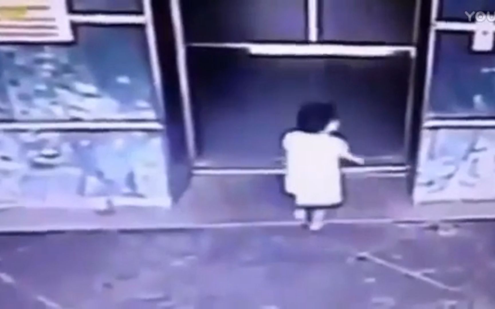 踹人一脚胜造七级浮屠,网传国外虐童视频原来是母亲从电梯门上救出