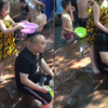 亲闺女！女儿和爸爸去玩水一盆水让爸爸透心凉，网友：不愧是小棉袄