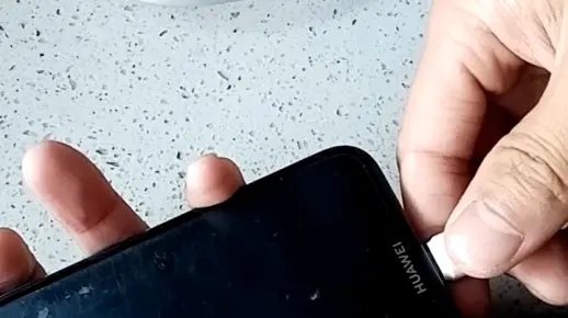 华为手机电源键坏了，电池没电了无法开机:一招教你解决