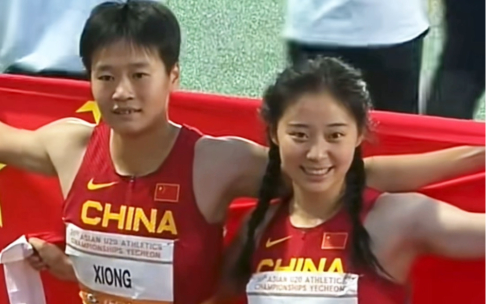 2023亚青赛100米跑，熊诗麒获得金牌，刘峡君获得银牌，一个帅气一个甜美，未来可期
