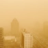 实拍沙尘暴袭击北京城：天空昏黄一片，汽车缓慢行驶
