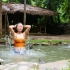 妹子孤身一人在丛林露营和生存-在泳池中沐浴，种植果树，雨林中的日常生活.41