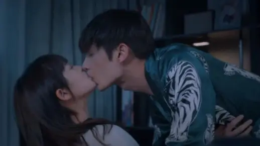 开荤后的腹黑禁欲系霸总吻戏搞批发,厨房吻、沙发吻、书房吻戏超欲,文俊辉太会亲了,青梅竹马的爱情又撩又欲鲨疯了!