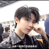 怎么看哭了呢…工作人员假扮粉丝将小炸们的话带给粉丝们