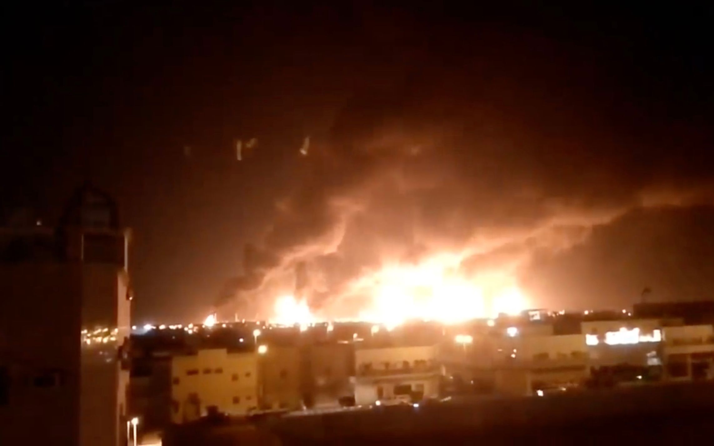 沙特阿拉伯两处油田遭无人机袭击 大火照亮半个城市