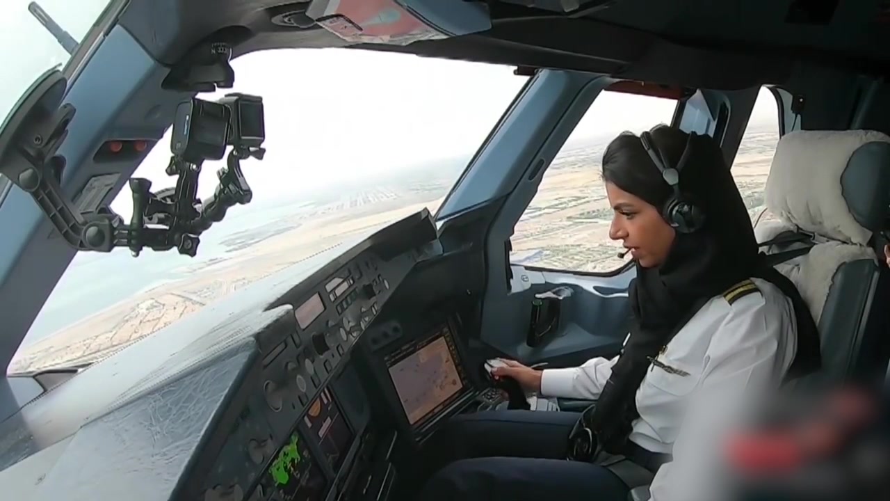 女飞行员驾驶空客A380从阿布扎比机场起飞