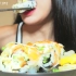 【ASMR咀嚼音】妹纸吃美味的三文鱼寿司卷、味增汤