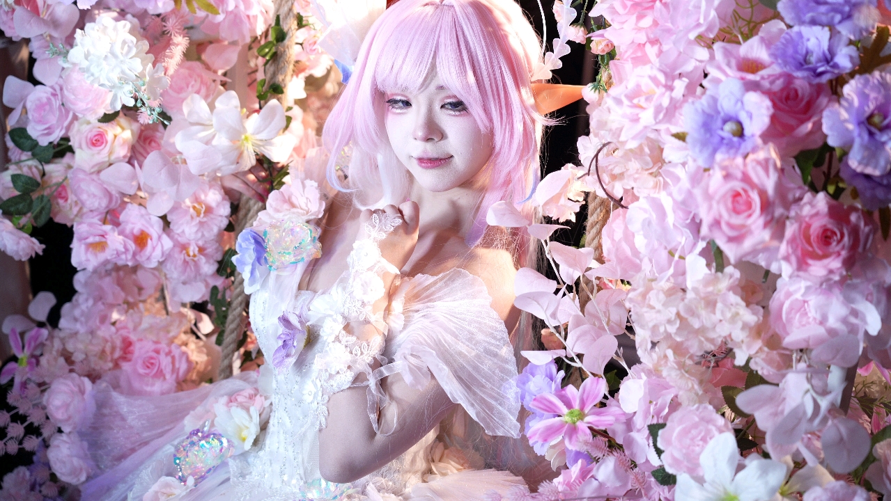 [Daxilian Cosplays the Virgin Mary Halo of Onfaros]—Glorious and majestic, the starry sky stretches endlessly.