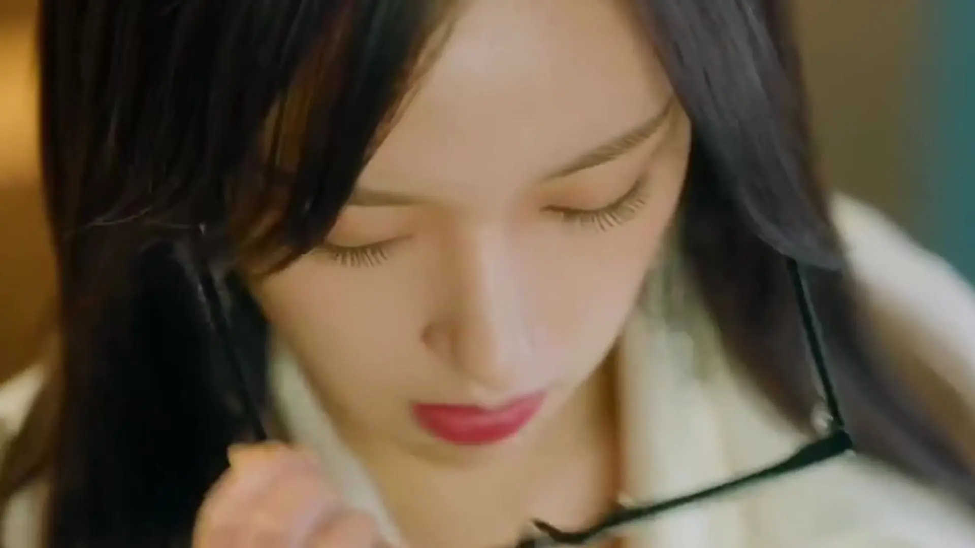 美女换衣服的动作超丝滑流畅，每一个细节都尽显优雅女人味，画面看着很舒服