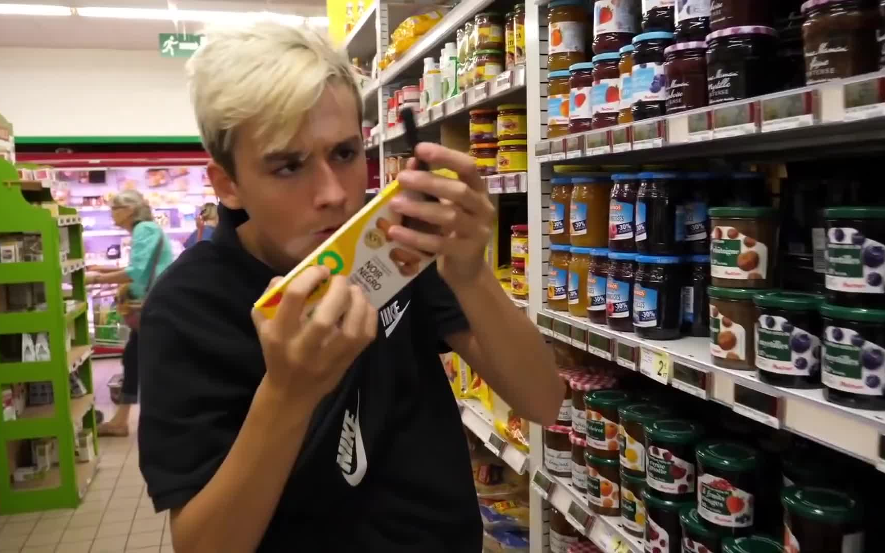 【Tom】年轻的Tom在超市里的社死视频
