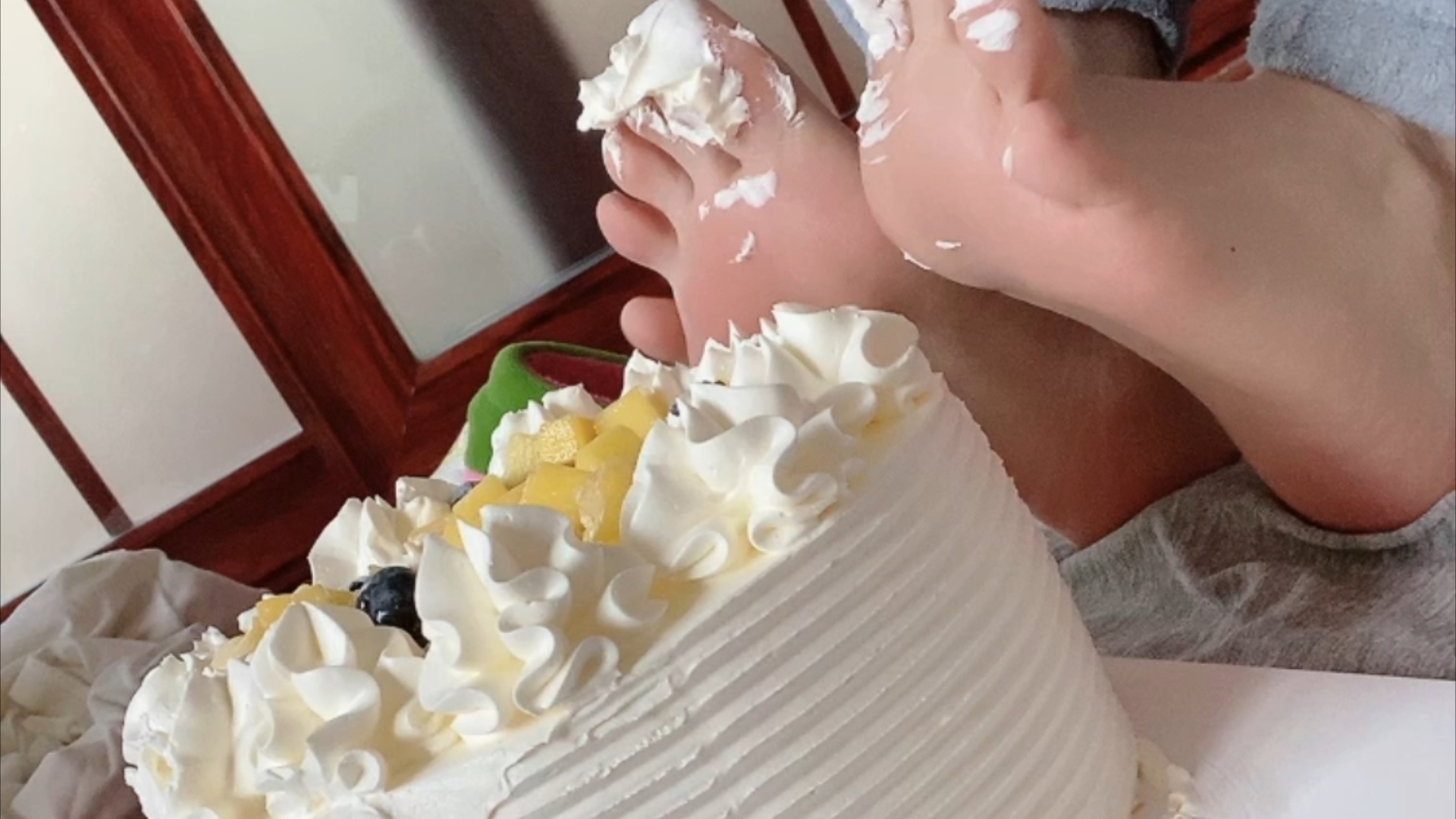 【解压】粉扑扑的小脚丫要又一次和蛋糕解压