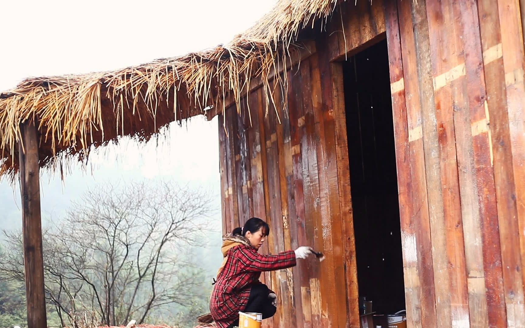80后农村女子隐居深山,自建草屋,过着世外桃源的生活
