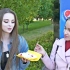 俄罗斯街头的传统美食 小甜煎饼 看看俄罗斯美女多喜欢这种小吃！