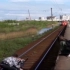 惊险一刻！他为救掉落铁轨的婴儿与火车擦肩而过！