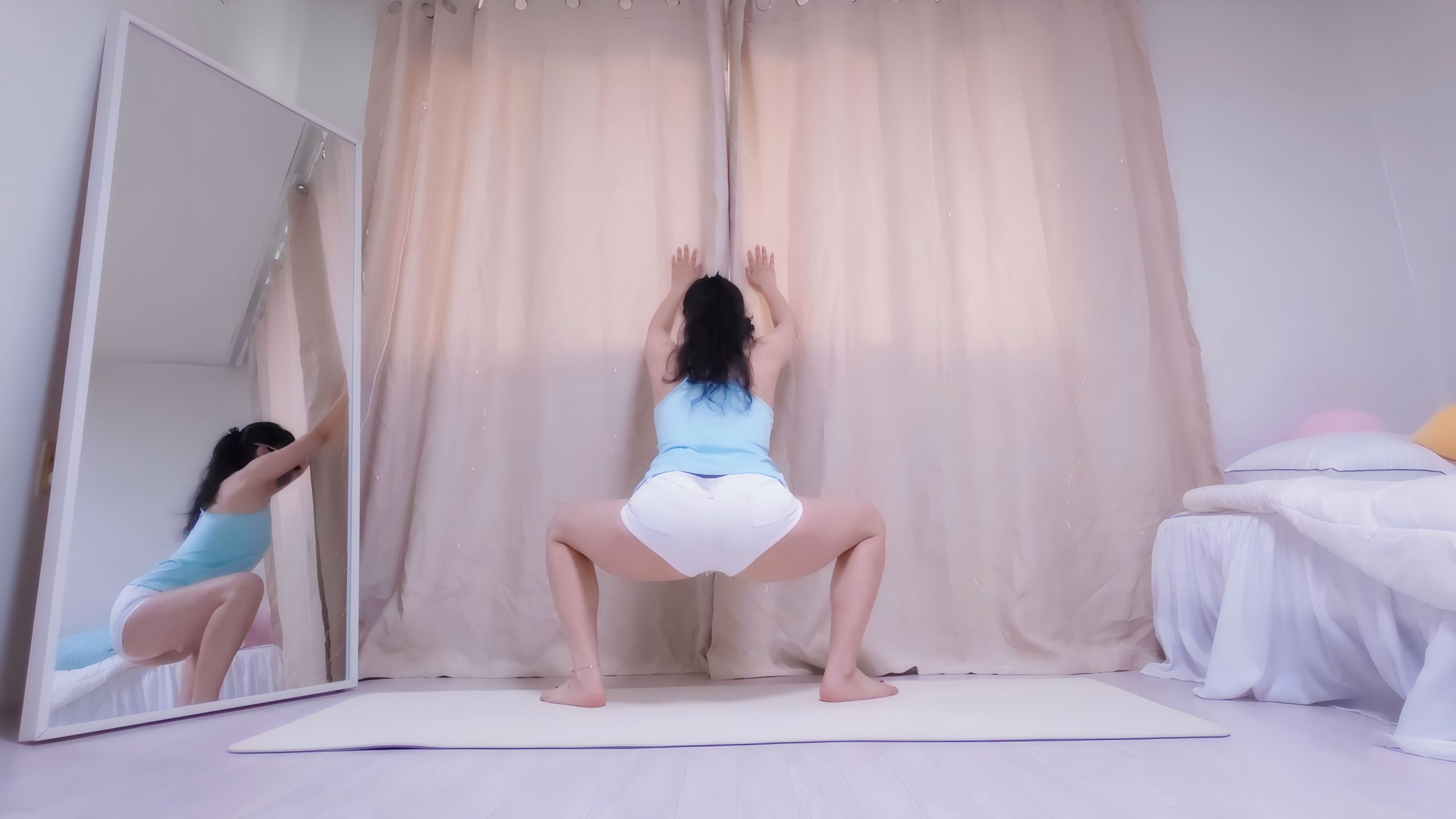 白到发光的短牛仔裤，让我多练了100个深蹲