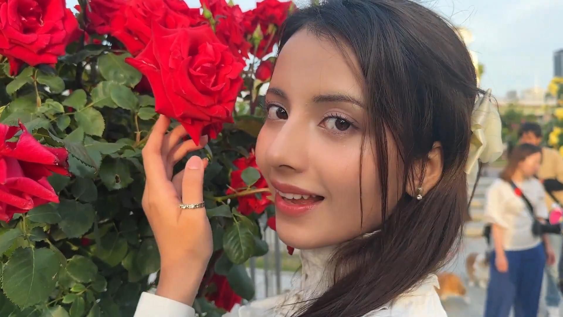 印度女孩去大阪看了一个日本的节日 | 去了日本最大的玫瑰园 | 大约100万朵玫瑰