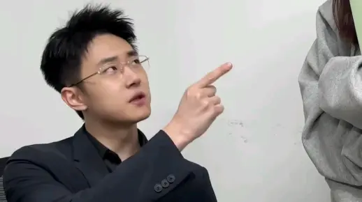 刘浩群 普通员工 染上了"霸总'