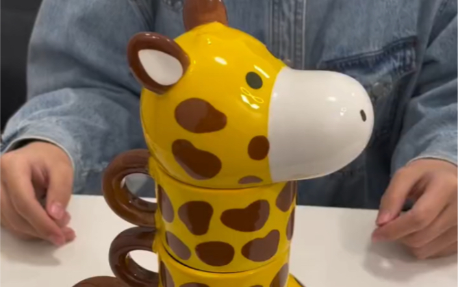 拜托！用这个长颈鹿水杯喝水真的太酷了！