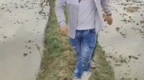 学生恶搞高中生视频,学生恶搞高中生视频大全
