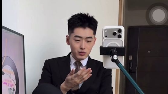 非常清爽的正装daddy拿着平板直播，声音很好听