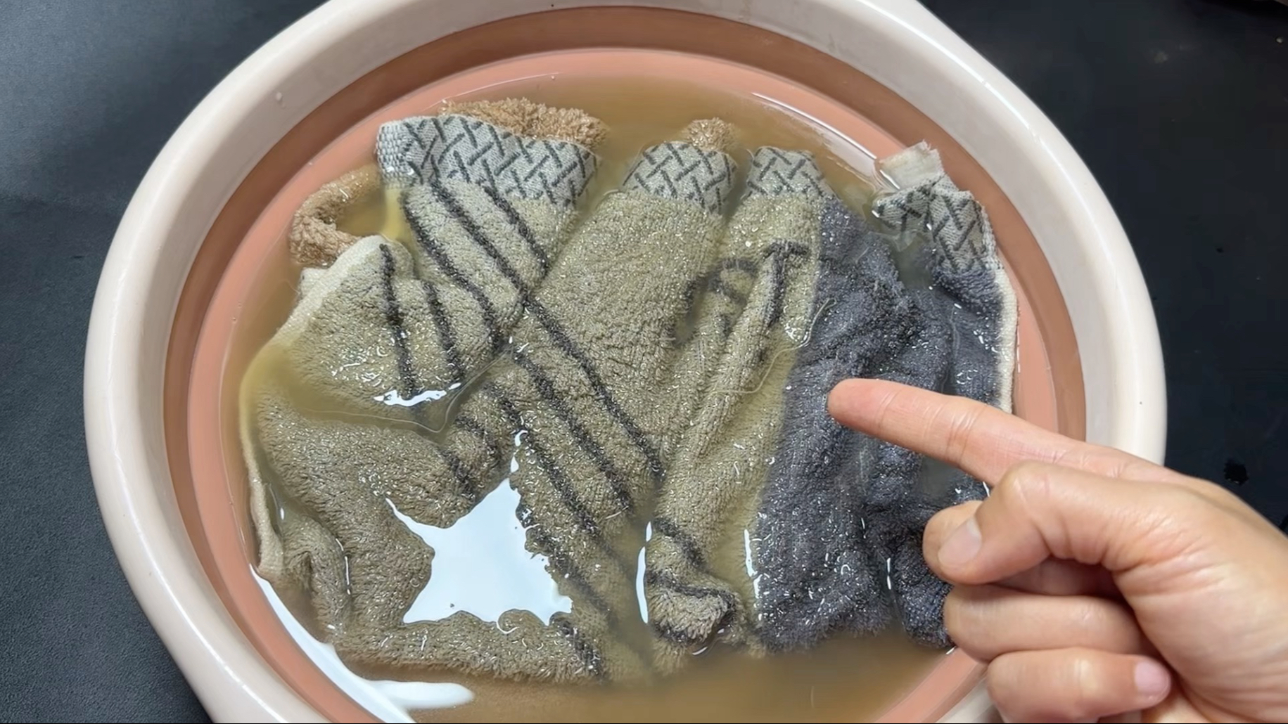 不管毛巾多脏多臭，水里滴几滴，毛巾干净柔软又清香，快试试