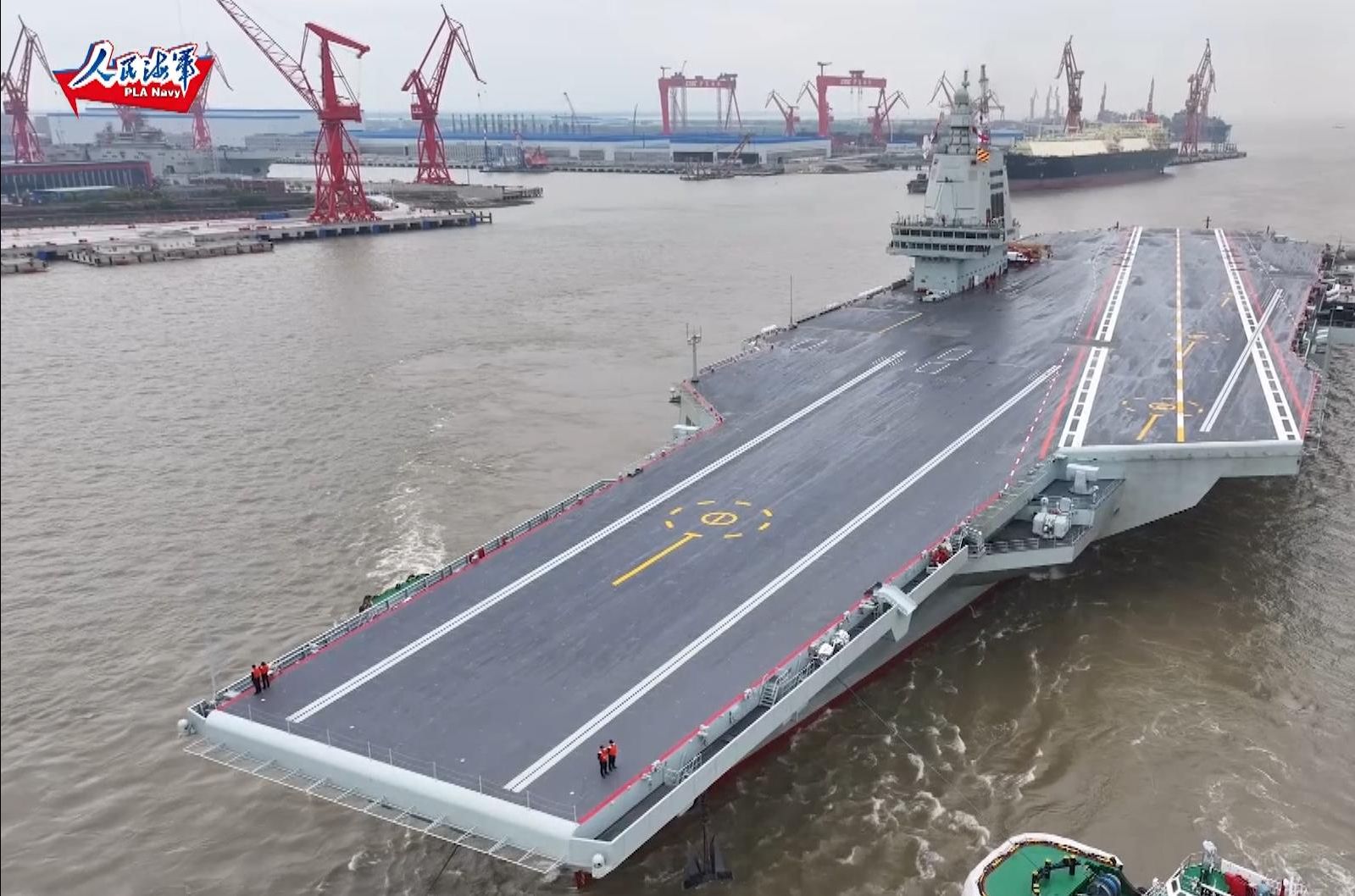 【海军福建舰出海开展首次航行试验】