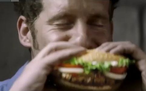 欧美搞笑广告：临刑前的一顿汉堡王，吃完就越狱！没有什么能比得上一个热量炸弹！