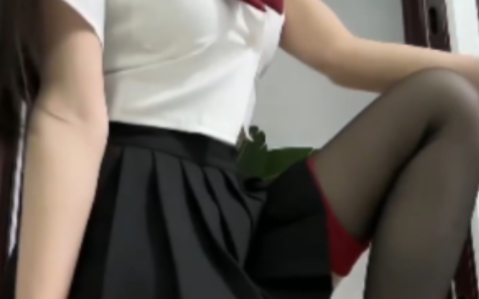 Crouching cross-dressing is still up to me (black silk version)