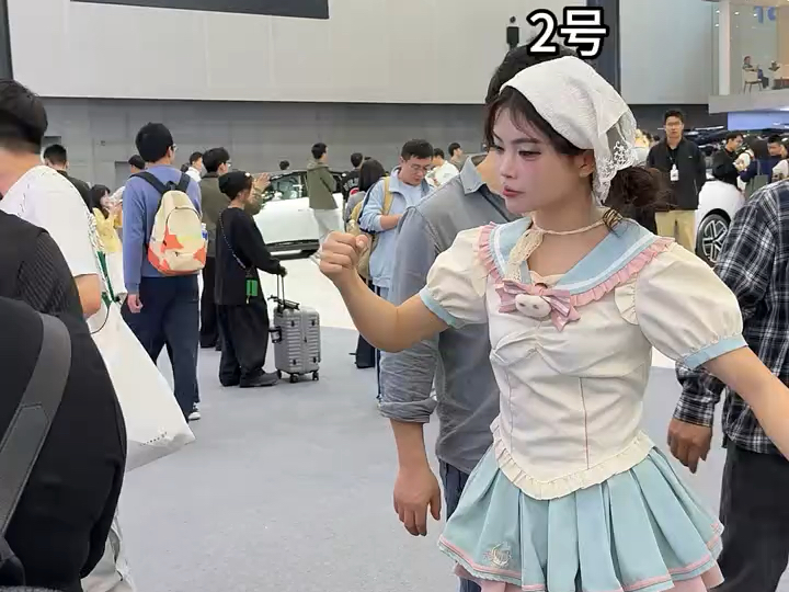 猜猜哪个是真的机器人，评论区揭晓！