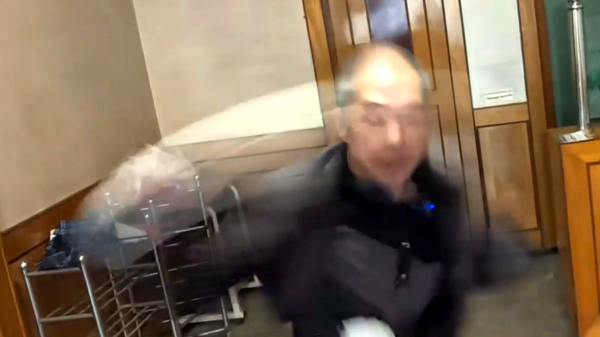 ⚡️ 一 拳 打 在 音 响 上 ⚡️