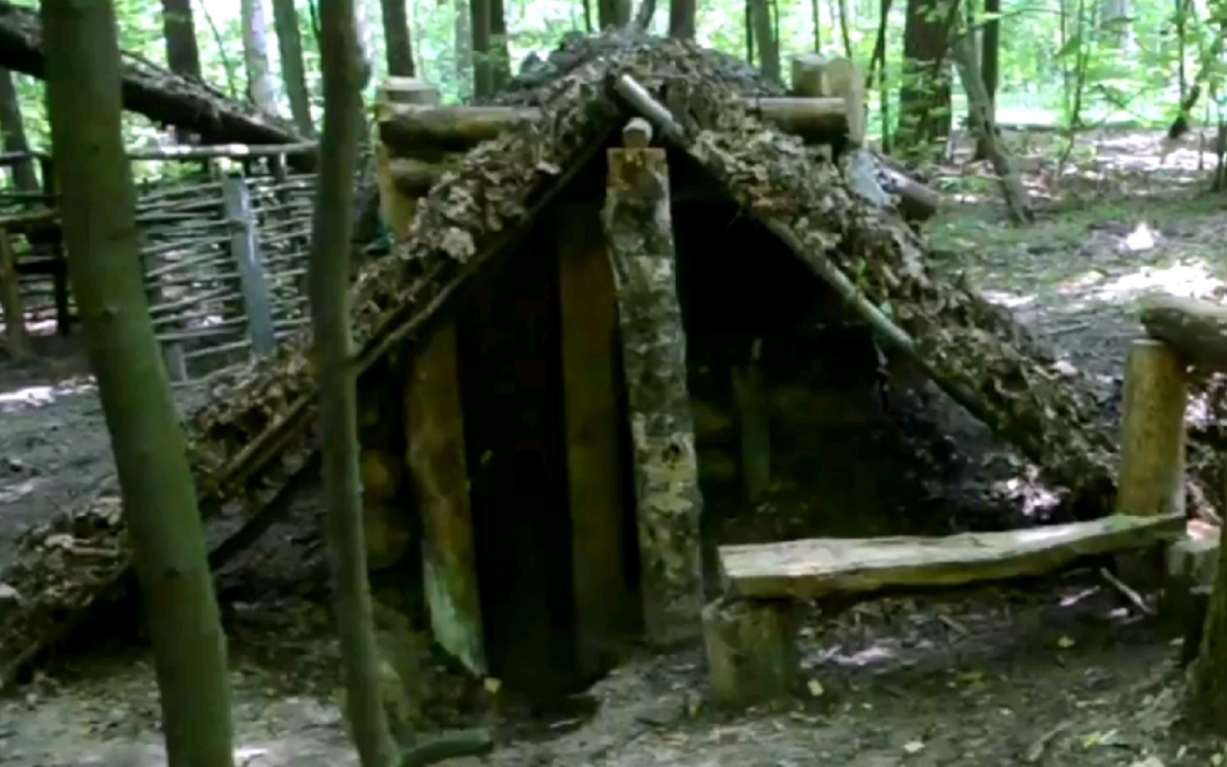 半地下防空洞庇护所小屋露营旅行过夜,劈原木做木板,制作户外木桌子