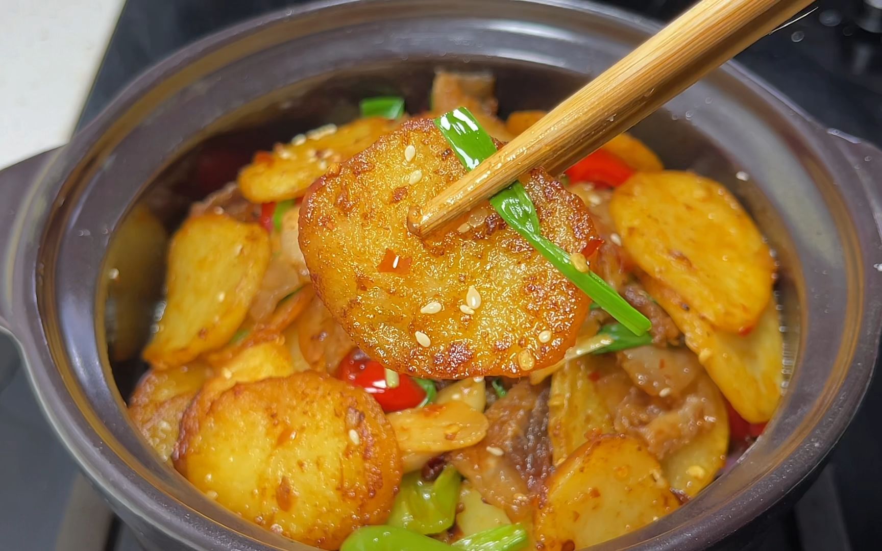 这才是干锅土豆片好吃又简单的正确做法，土豆焦香软糯，开胃下饭