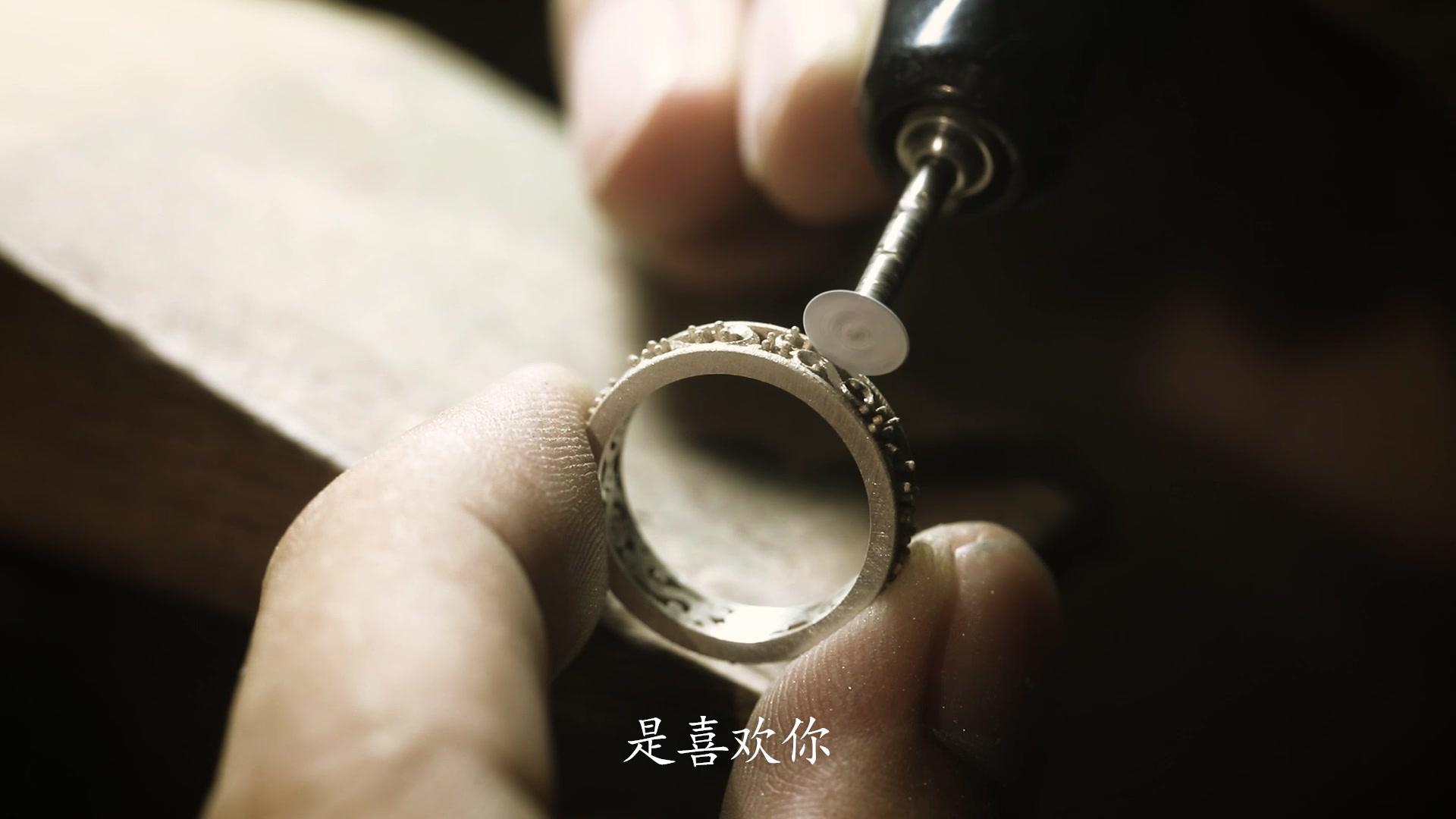 珠宝工匠把整个花园手工制作为一个戒指