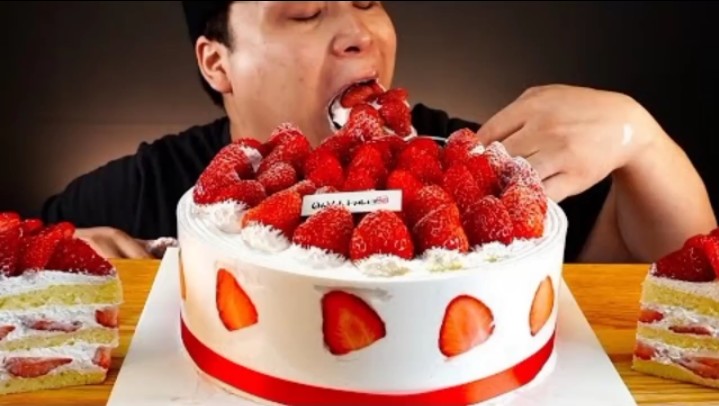豪爽哥吃完一整个草莓蛋糕